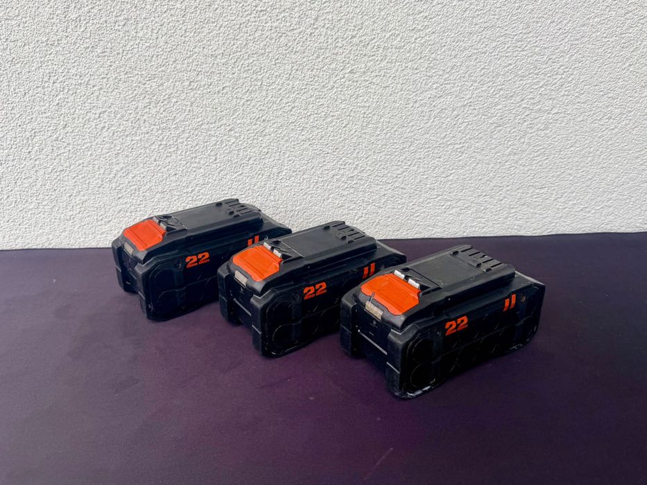 Zestaw trzech baterii B22-170 7.9 Ah 2024 r. bdb stan