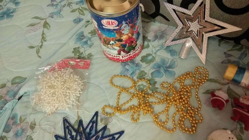 верхушка елка звезда серпантин бусы снежинки шары банка жестян бантики