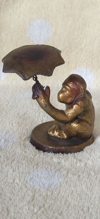 Rzeźba figurka małpka z parasolką miedziana
