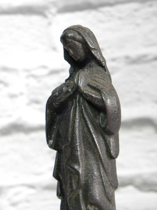 Stara żeliwna figurka Maryi na podstawie z marmuru