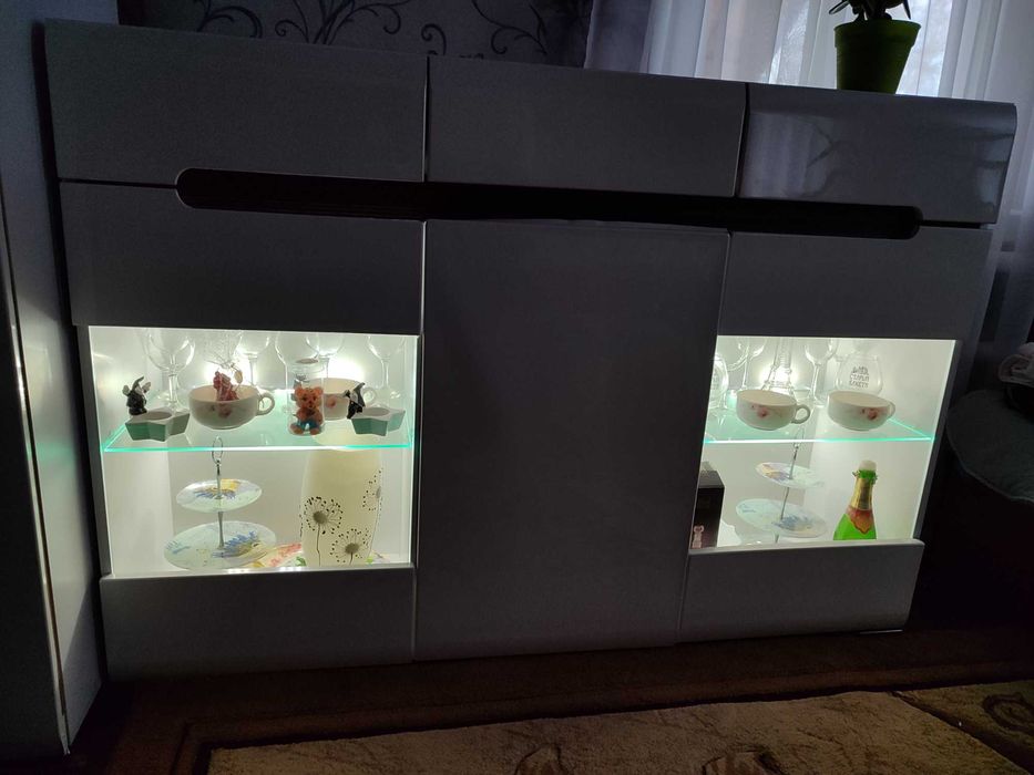 Шкаф зі стінкою в гарному стані.