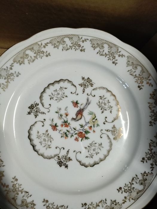 Conjunto de louça vermelha com pássaro e flor