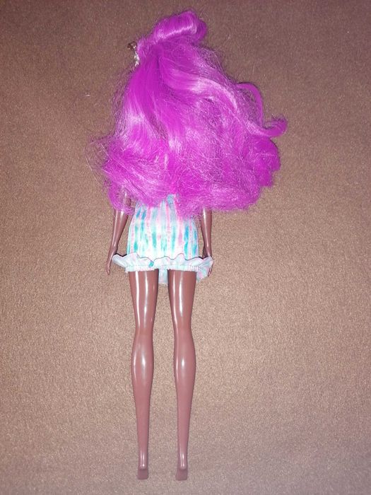 Lalka Barbie murzynka z różowymi włosami.