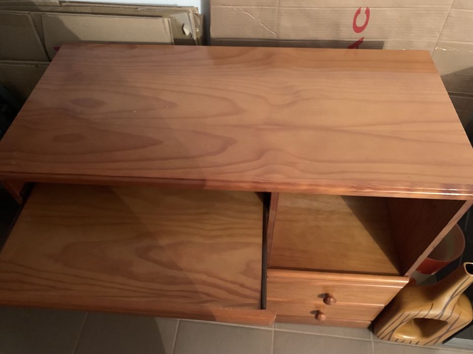 Mesa de escritório de madeira. Com base de apoio e gavetas.