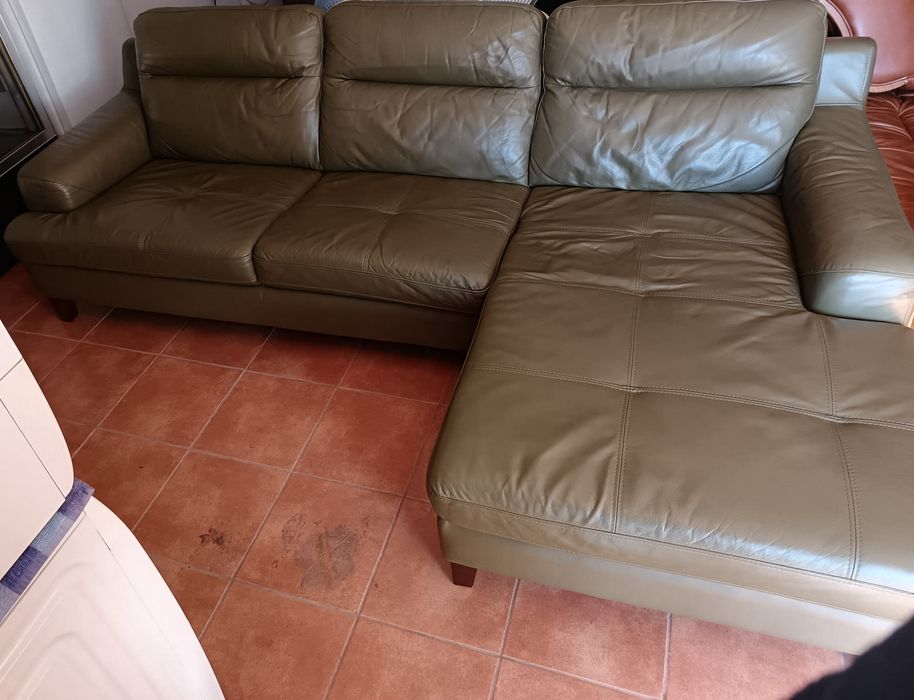 Sofá chaise long em couro verde