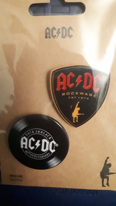 Значки АСDC знаменитой рокгрупы.