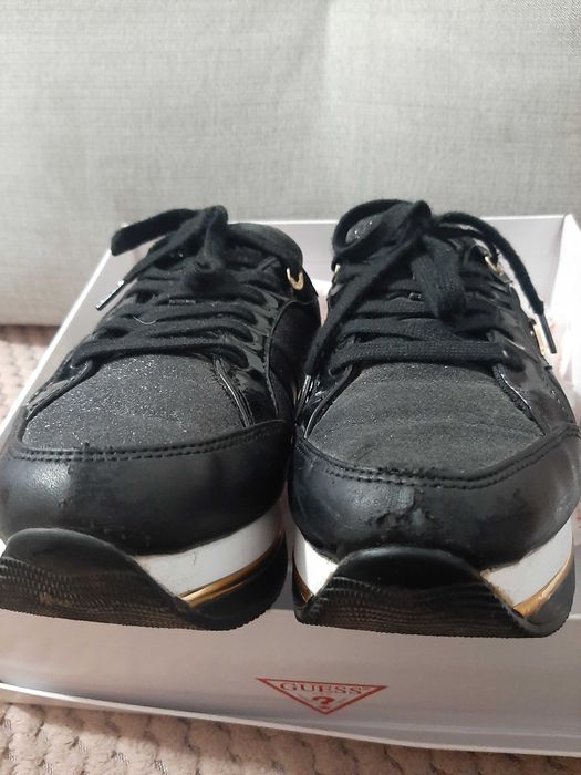 Sneakersy Guess czarno-zlote