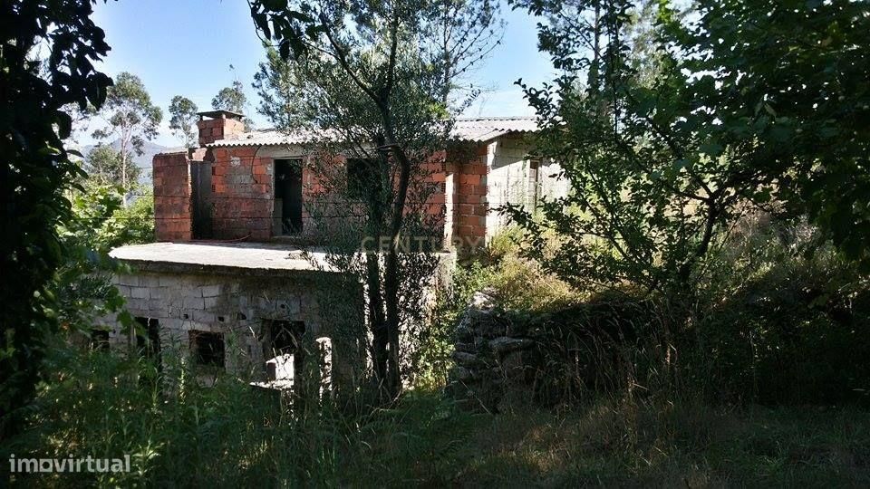 Casa para Restauro em Amares | Terreno e Vistas Deslumbrantes — Bouro (Santa Marta), Braga