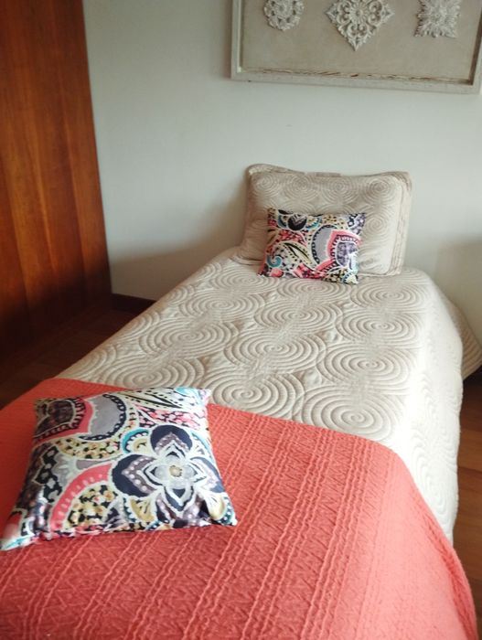 Cama de solteiro tecido branco e colchão