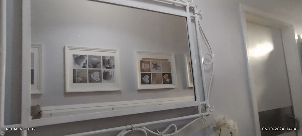 Móvel de decoração com espelho