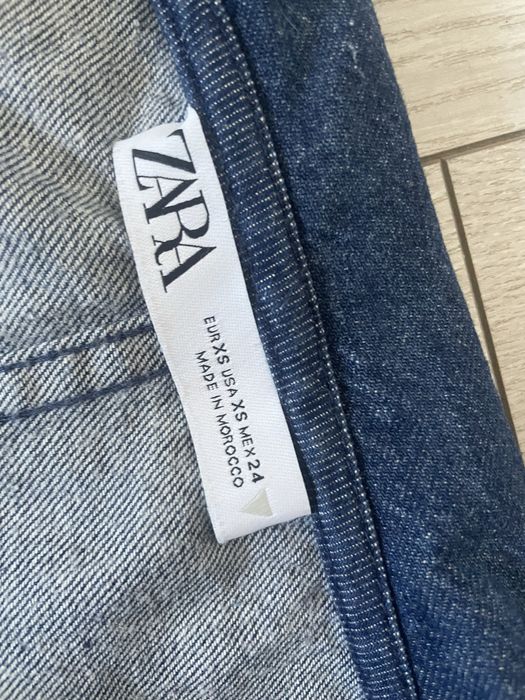 Джинсовое платье ZARA XS, стильное, с объёмным воротником