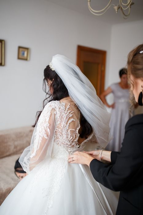 Сукня весільна пишна з шлейфом