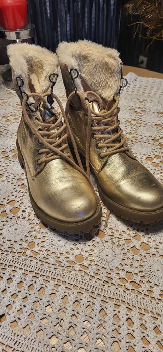 Buty-śniegowce w złotym kolorze
