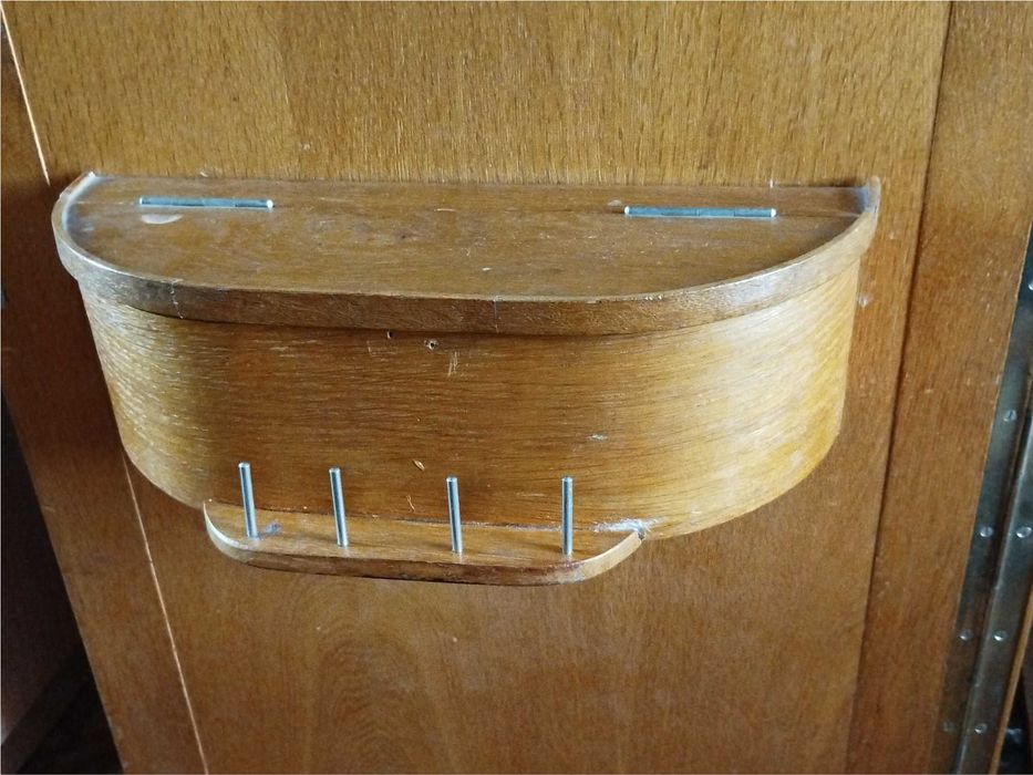 Швейна машина Knoch в тумбі.