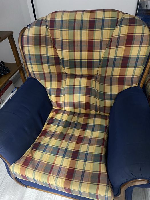 Poltrona e sofá cama em bom estado