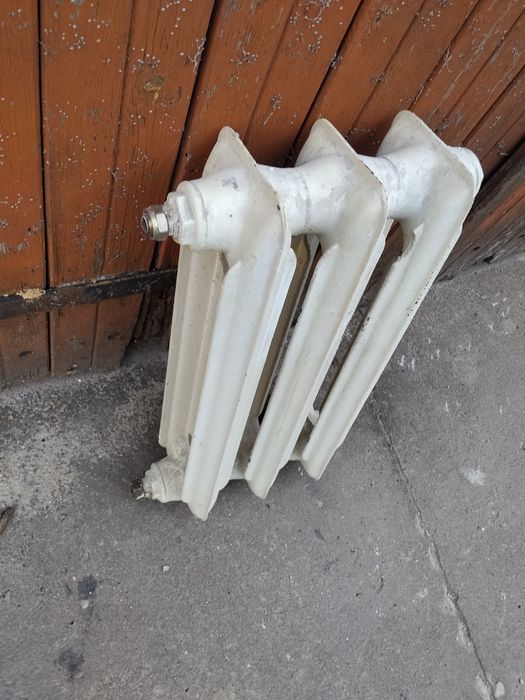 Sprzedam grzejnik żeliwny 3 żeberka sprawny