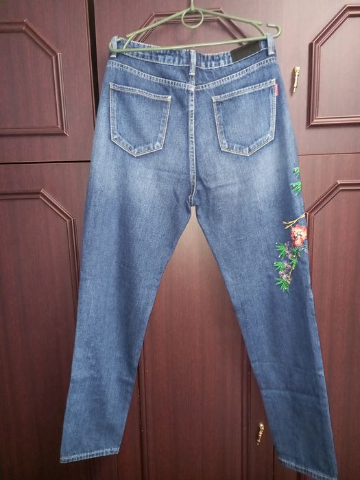Нові сині  джинси з вишивкою