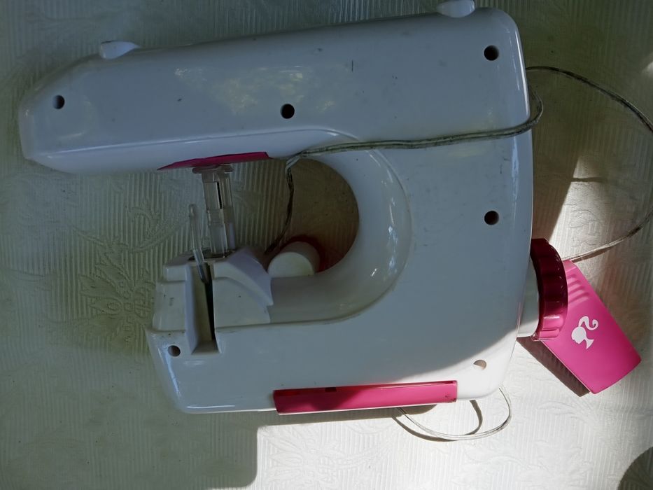 Máquina costura Barbie.