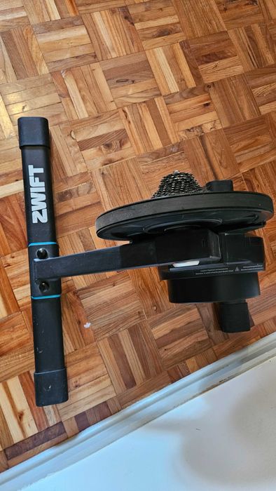 Rolo de treino Zwift Hub Smart Trainer