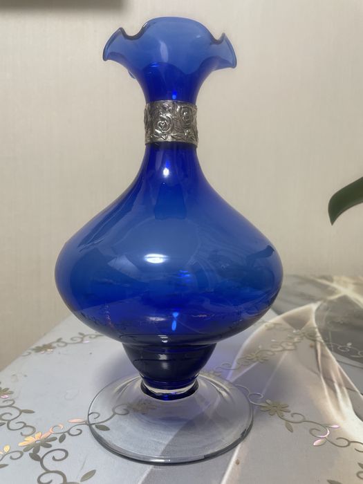 Гарна кобальтова ваза з металевим декором