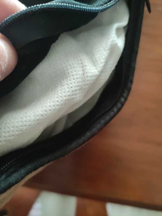 2 almofadas em tons de bege e preto com miolo