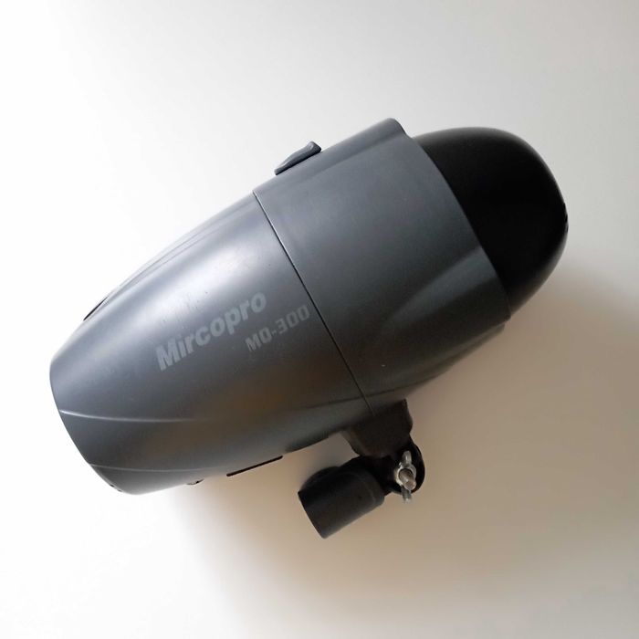 Фото спалах Mircopro MQ-300 і радіосинхронізатор.