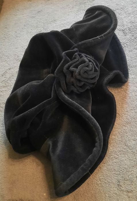 Czarny kapelusik z różą