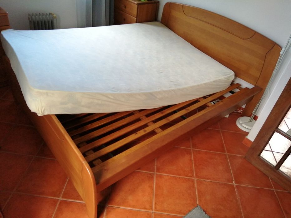 Mesa clássica, em MOGNO Maciço. Extensível, + 6 cadeiras. Bom estado.