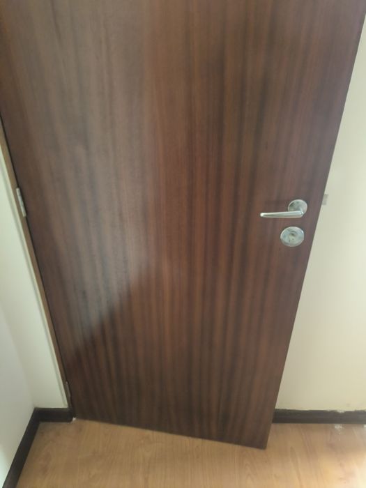 Porta de madeira escura