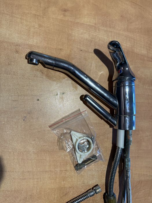 Bateria Damixa z wyciagana wylewką i dodakowym natryskiem