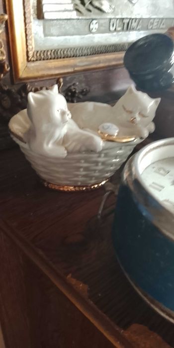 Various porcelain items458972128871731204
