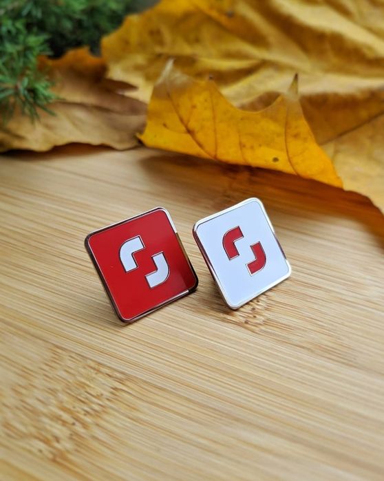 Значок Ai Ps Shutterstock. Металлический значок для художников. Пин