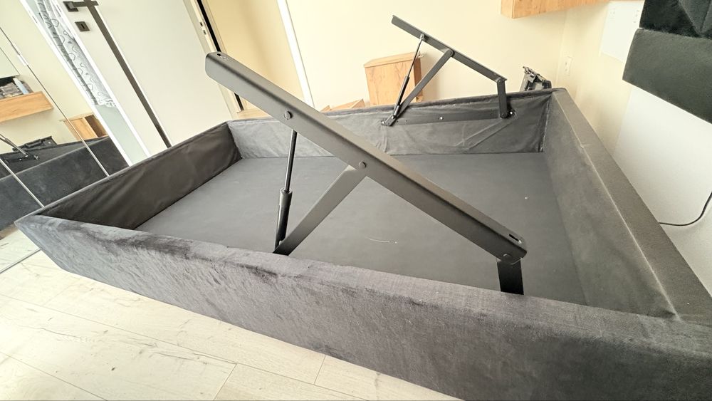 Łóżko tapicerowane czarne