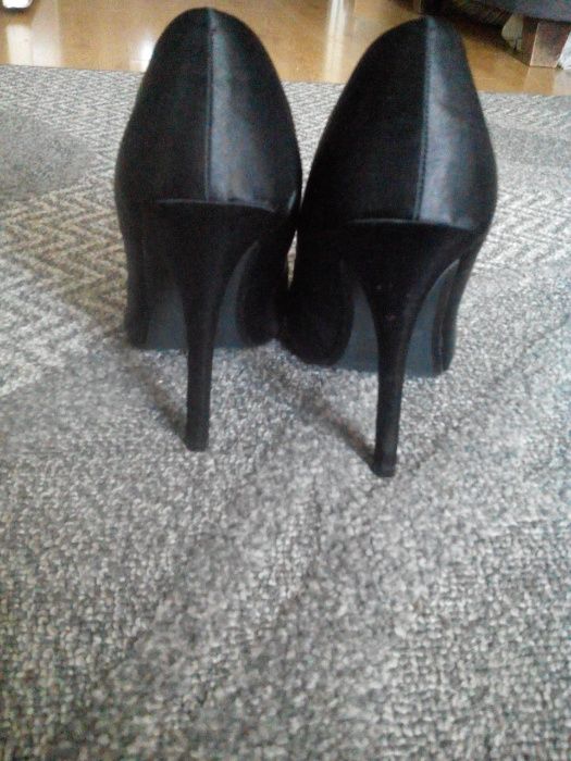 Satynowe platformy na szpilce z broszką