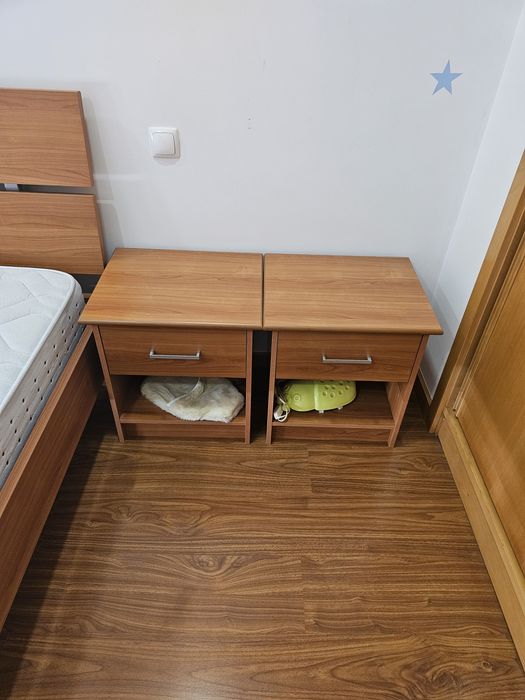 Cama de casal 140x195 em bom estado. Colchão e mesinhas de cabeceira incluídos