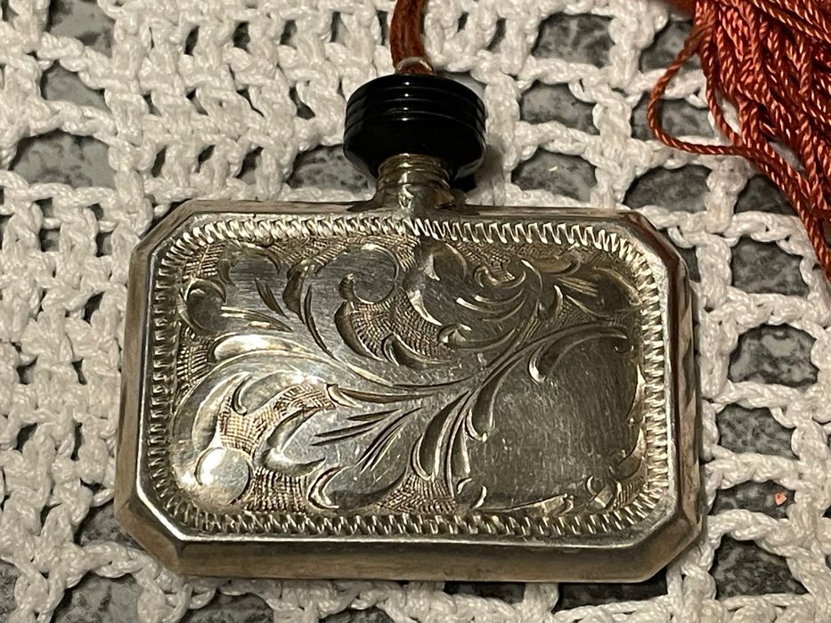 Stara srebrna perfumetka pięknie zdobiona