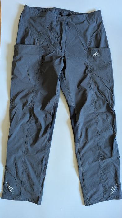 пара трекінгових штанів темно-сірого кольору бренду Adidas