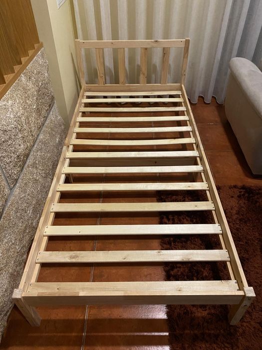Estrutura de cama de solteiro com colchão