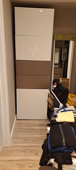 Móvel Estante Besta Branco Brilho e Bronze - COMO NOVA