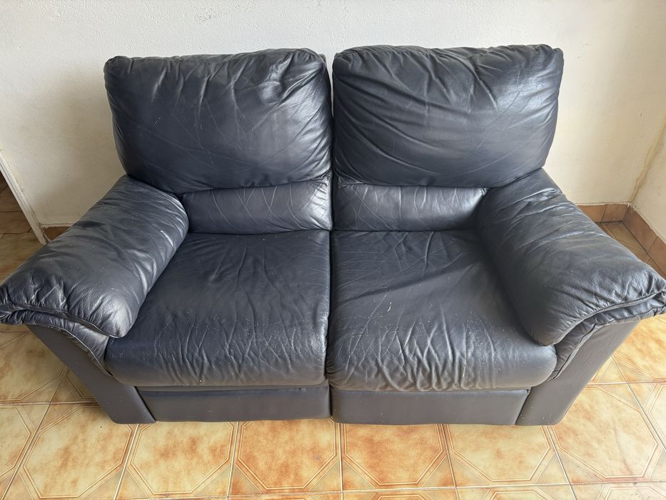 Conjunto sofas pele 2 e 3 lugares