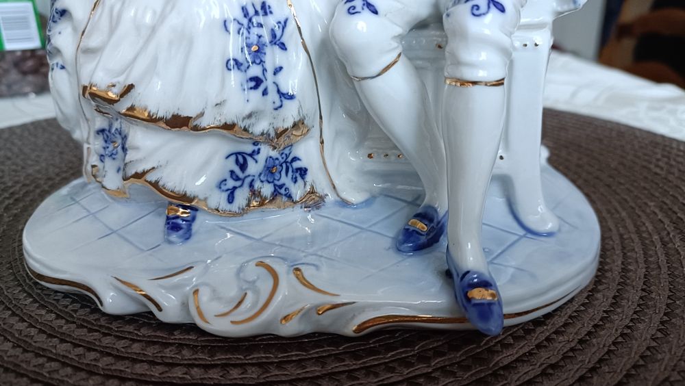 Figurka porcelanowa pary dworskiej siedzącej na  ławce