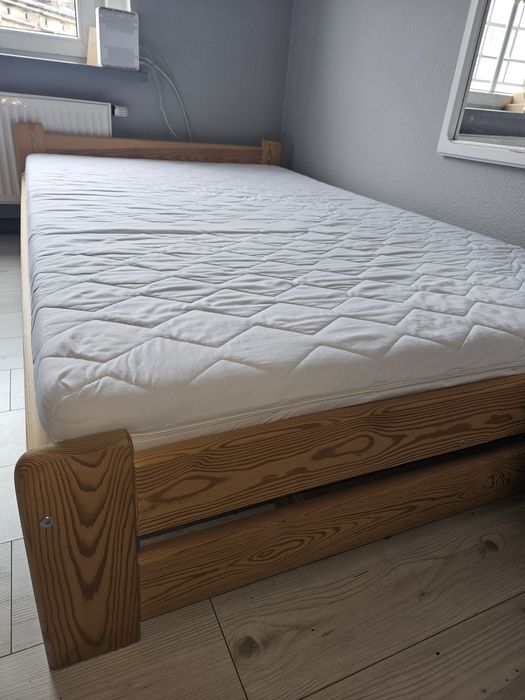 Łóżko sosnowe z materacem