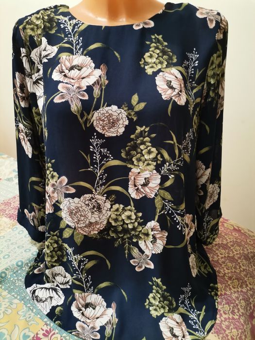 Ładna elegancka bluzeczka w idealnym stanie rozmiar s/m.