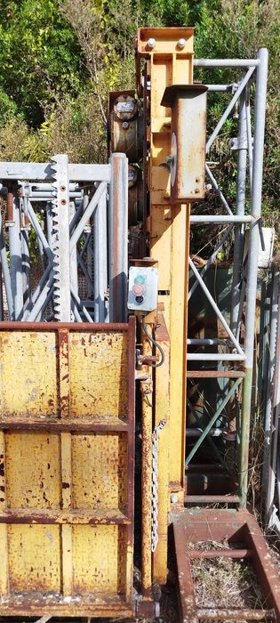 Elevador Ahler monta cargas