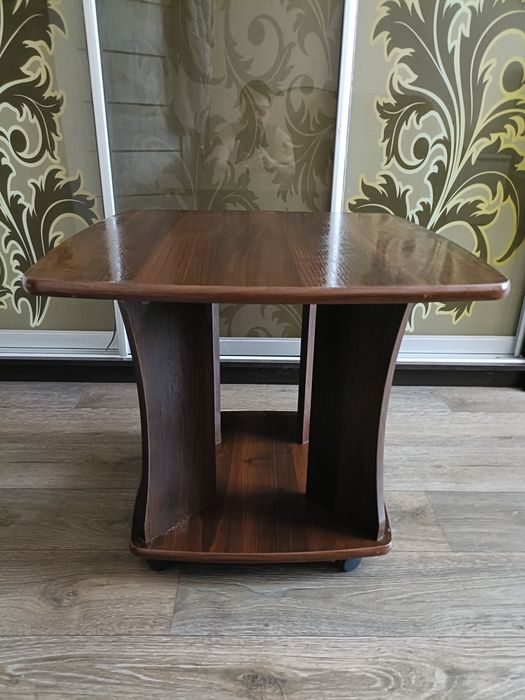 Журнальний столик