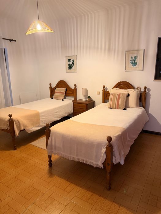 Conjunto de 2 camas de solteiro + colchões + mesa de cabeceira