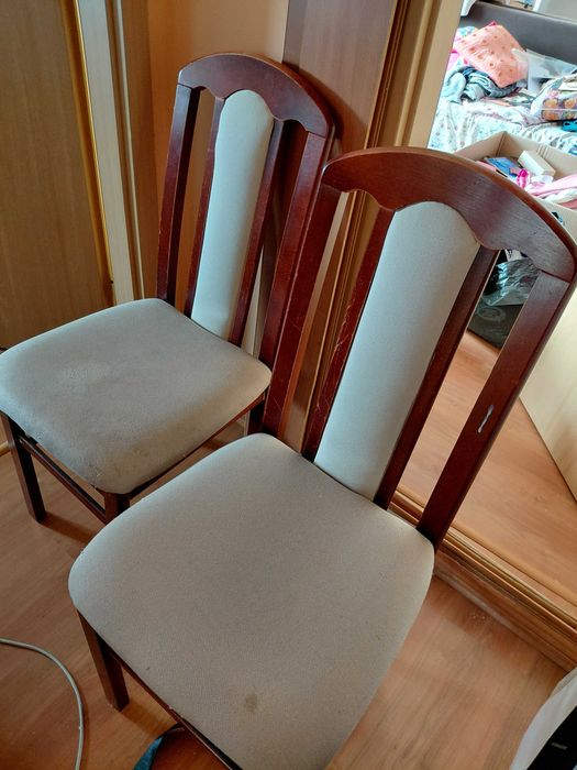 Trzy krzesła z jasnym obiciem