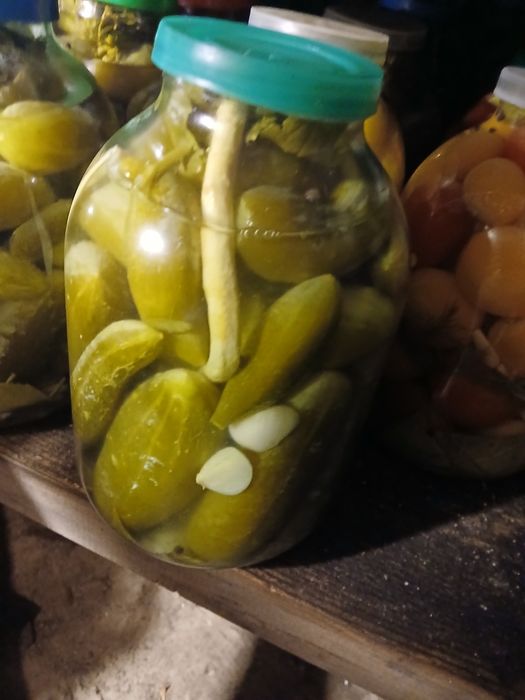 Квашені огірки та помідори.