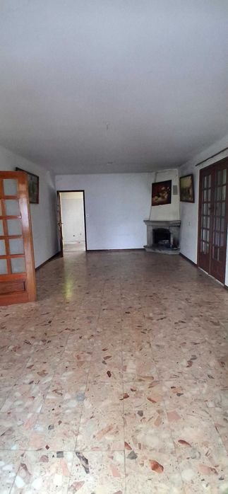 Casa espaçosa com anexos e jardim