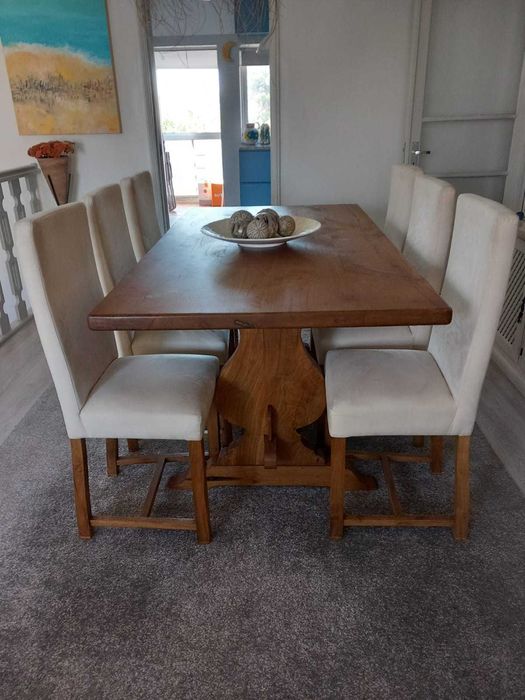Mesa de sala em madeira castanho maciça e 6 cadeiras